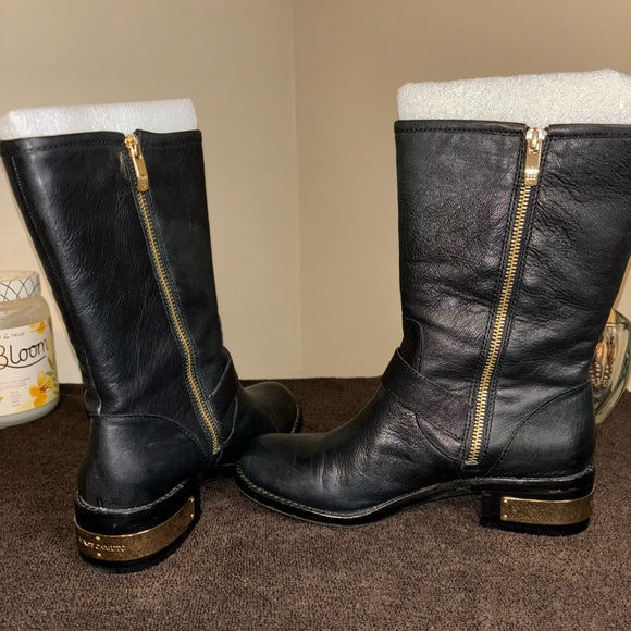 Black boots; gold hardware w/inside zipper; very nice & comfortable. - Picture 15 of 15